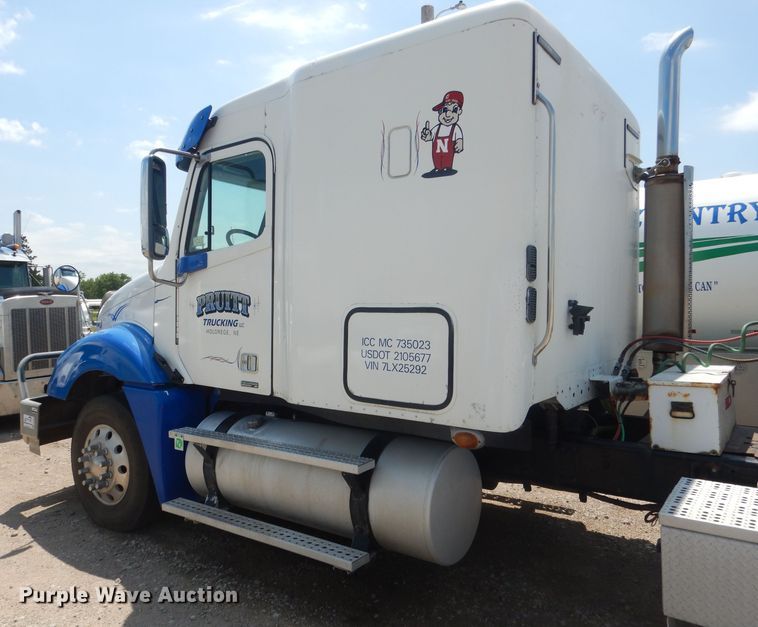 image for item DG4504 2007 Freightliner Columbia  semi truck