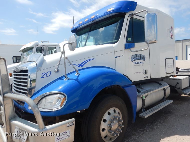 image for item DG4504 2007 Freightliner Columbia  semi truck