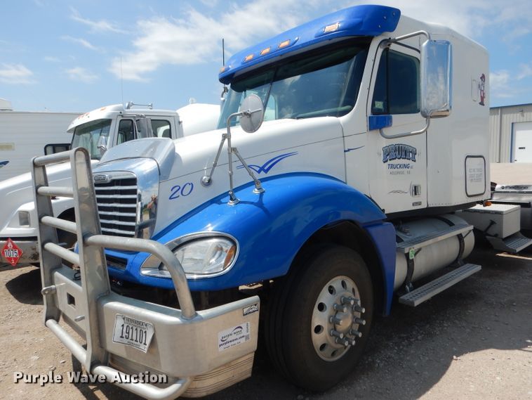 image for item DG4504 2007 Freightliner Columbia  semi truck