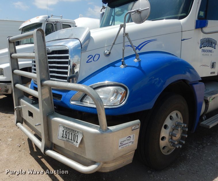 image for item DG4504 2007 Freightliner Columbia  semi truck