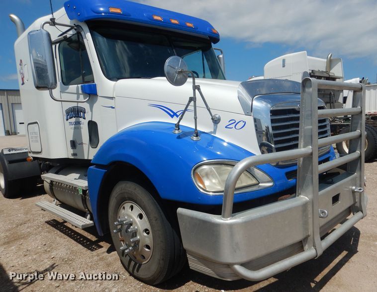 image for item DG4504 2007 Freightliner Columbia  semi truck