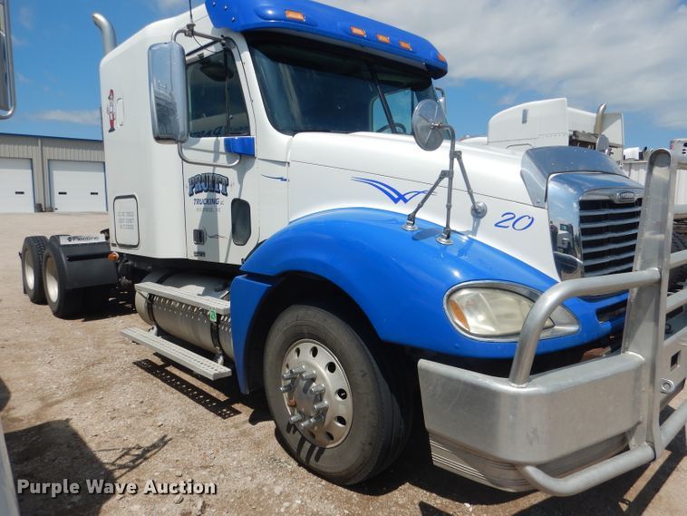 image for item DG4504 2007 Freightliner Columbia  semi truck