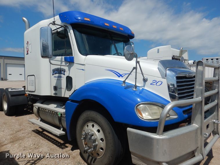 image for item DG4504 2007 Freightliner Columbia  semi truck