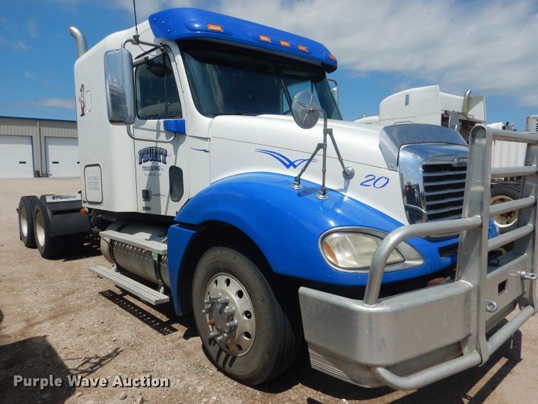 image for item DG4504 2007 Freightliner Columbia  semi truck