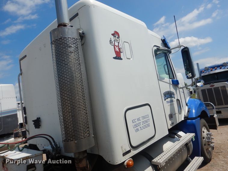 image for item DG4504 2007 Freightliner Columbia  semi truck