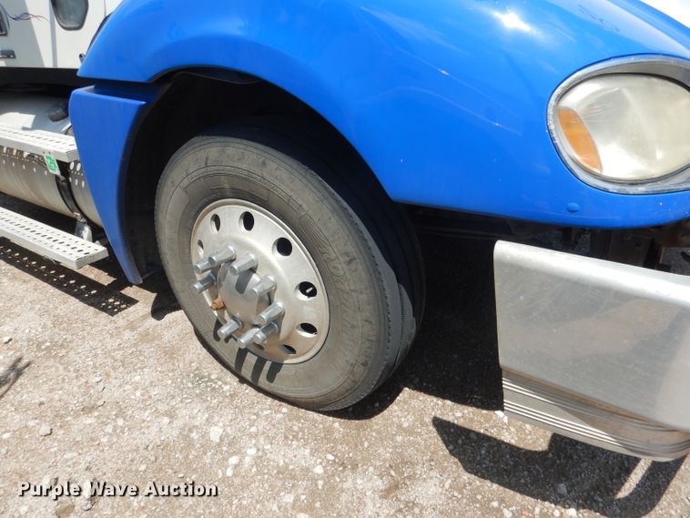 image for item DG4504 2007 Freightliner Columbia  semi truck