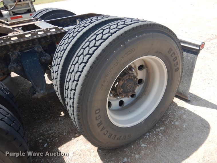 image for item DG4504 2007 Freightliner Columbia  semi truck