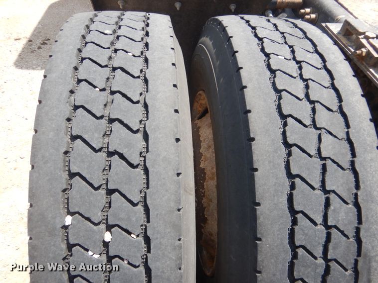 image for item DG4504 2007 Freightliner Columbia  semi truck