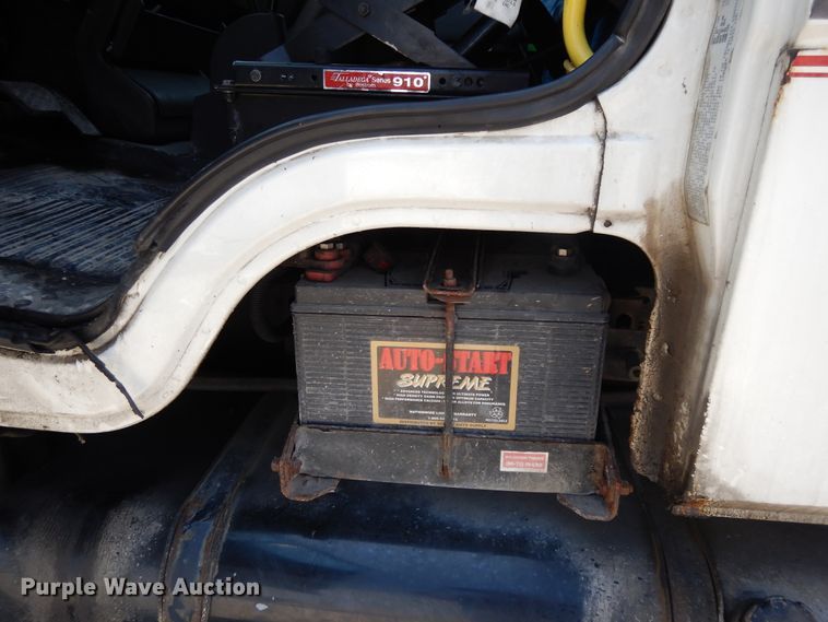 image for item DG7986 1999 Freightliner FL60  flatbed truck