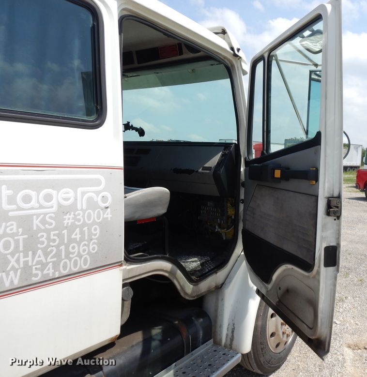 image for item DG7986 1999 Freightliner FL60  flatbed truck