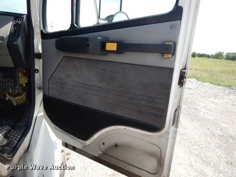 image for item DG7986 1999 Freightliner FL60  flatbed truck