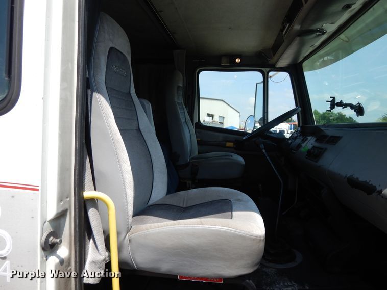 image for item DG7986 1999 Freightliner FL60  flatbed truck