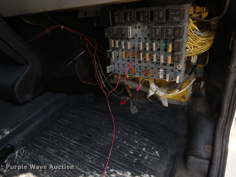 image for item DG7986 1999 Freightliner FL60  flatbed truck