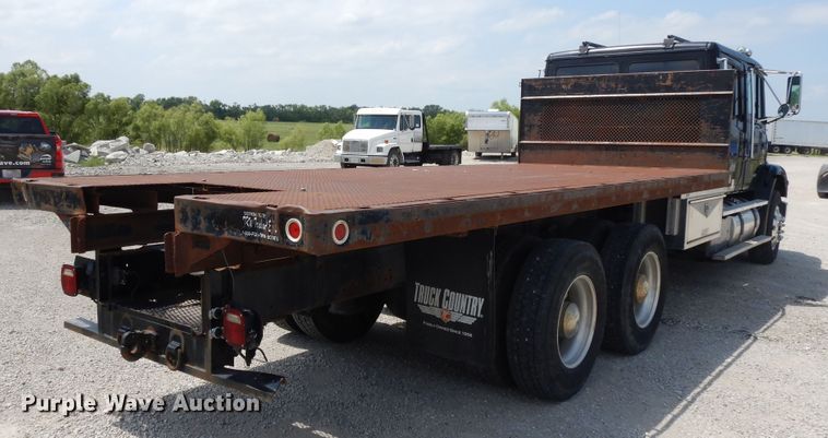 image for item DG7987 2001 Freightliner FL112  flatbed truck