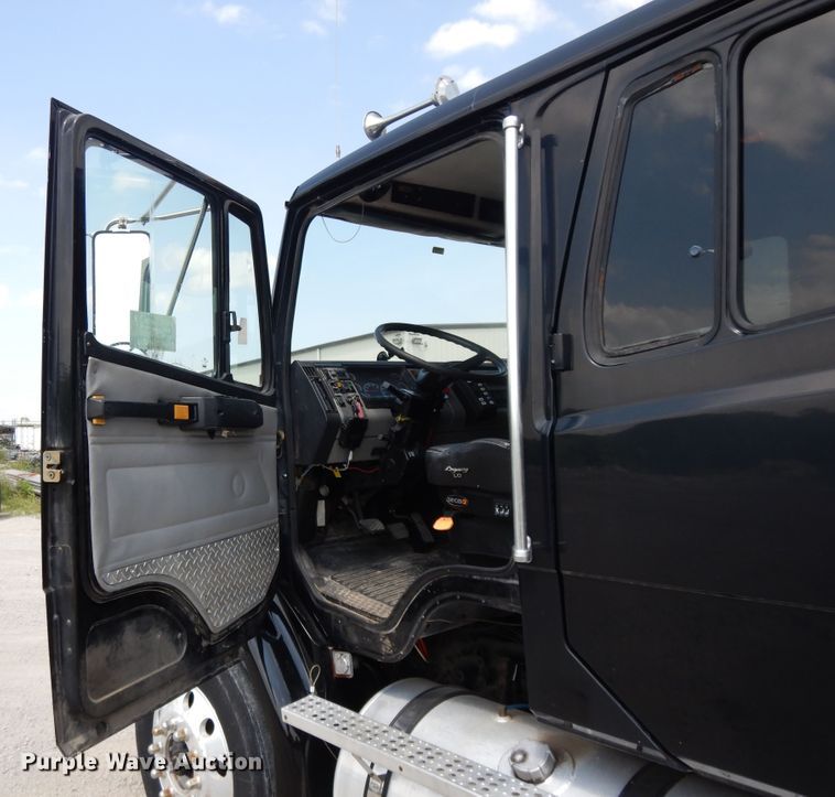 image for item DG7987 2001 Freightliner FL112  flatbed truck