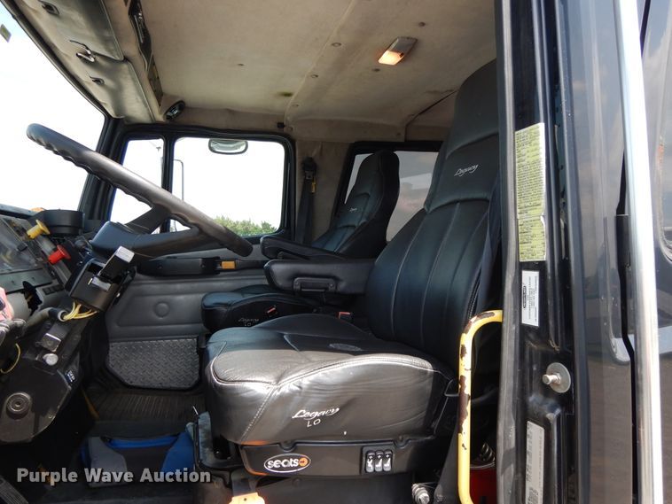 image for item DG7987 2001 Freightliner FL112  flatbed truck