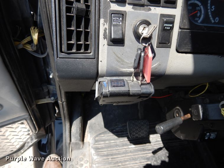 image for item DG7987 2001 Freightliner FL112  flatbed truck