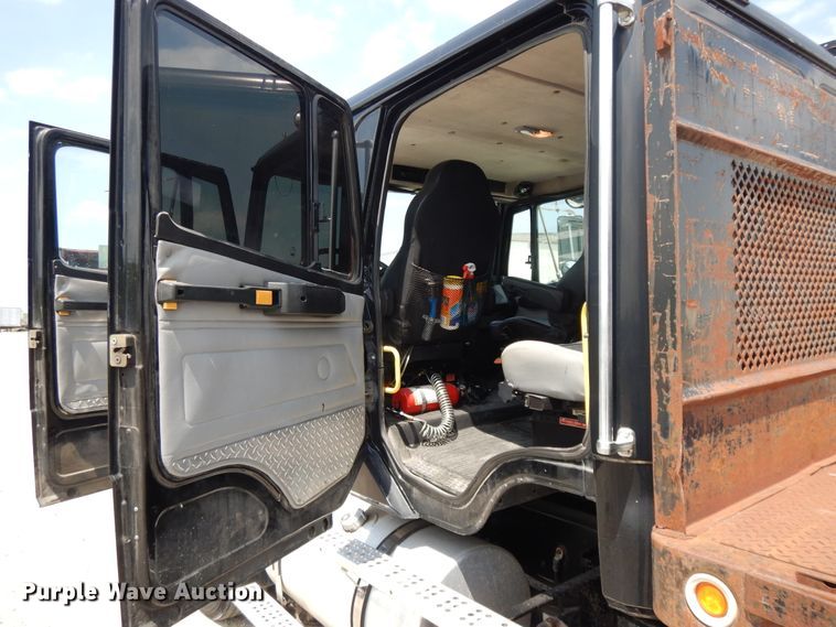 image for item DG7987 2001 Freightliner FL112  flatbed truck