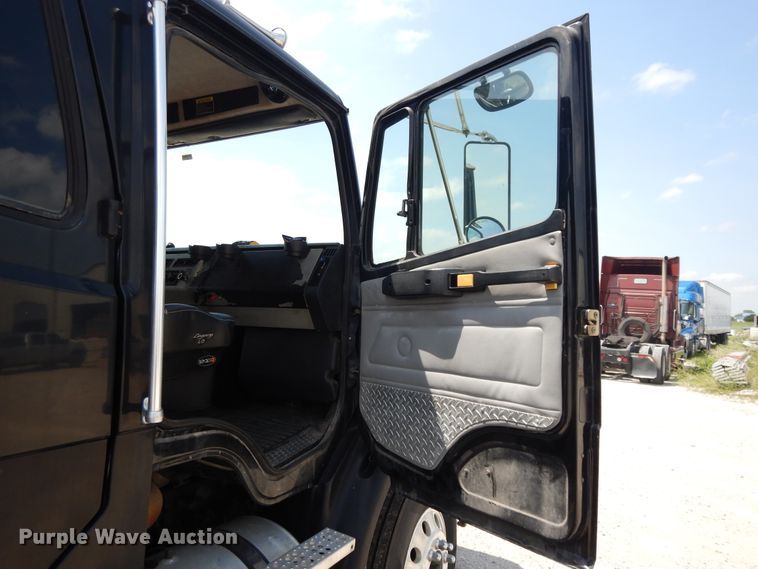 image for item DG7987 2001 Freightliner FL112  flatbed truck