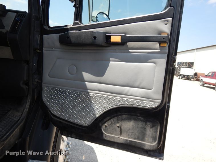 image for item DG7987 2001 Freightliner FL112  flatbed truck