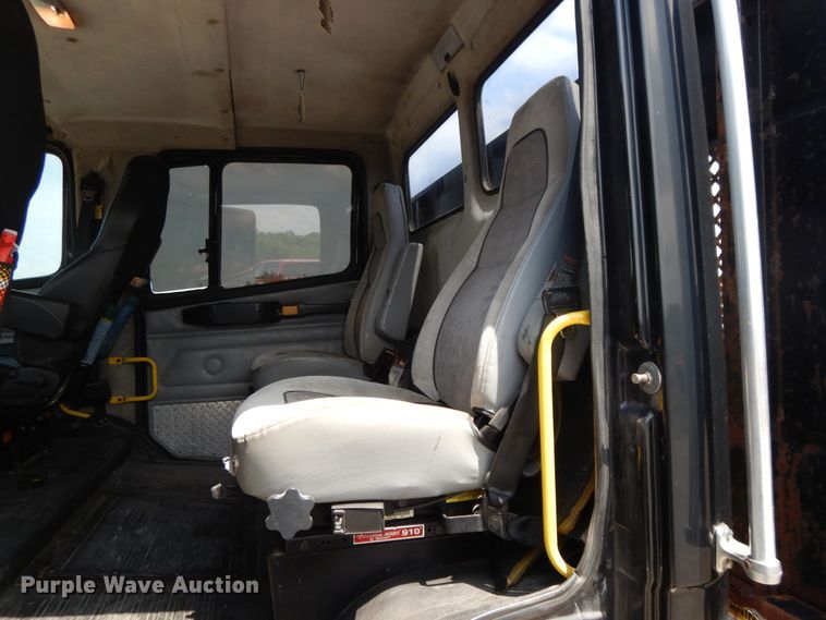 image for item DG7987 2001 Freightliner FL112  flatbed truck