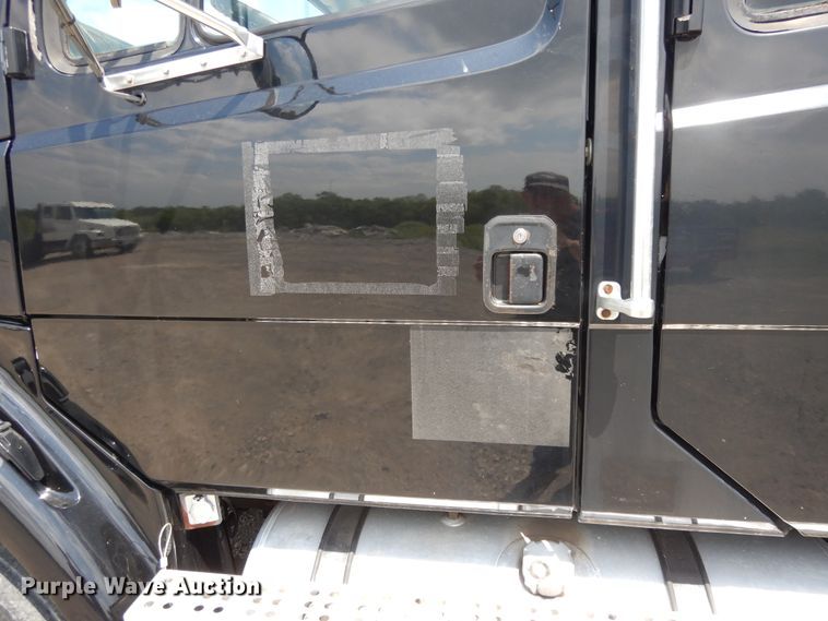 image for item DG7987 2001 Freightliner FL112  flatbed truck