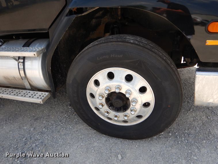 image for item DG7987 2001 Freightliner FL112  flatbed truck