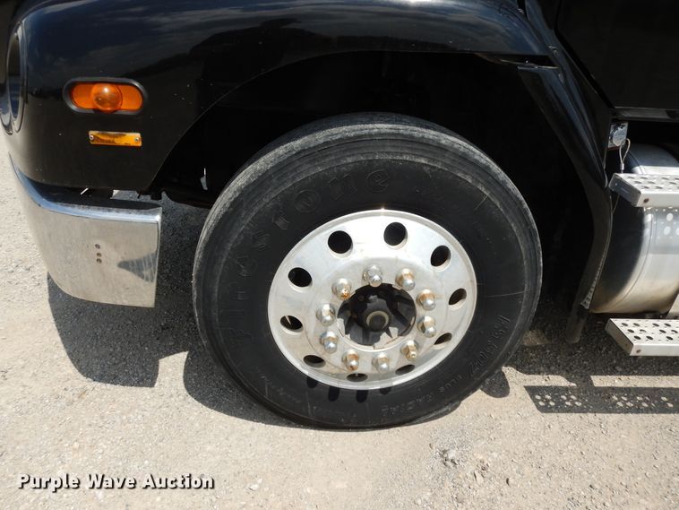 image for item DG7987 2001 Freightliner FL112  flatbed truck