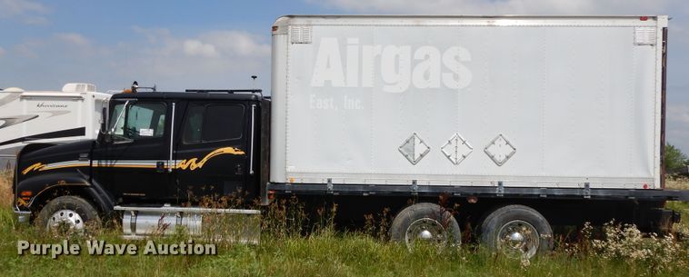 image for item DG7988 2001 Freightliner FL112  box bed truck