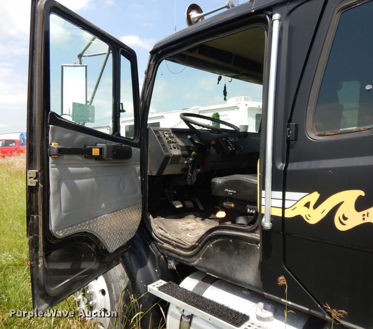 image for item DG7988 2001 Freightliner FL112  box bed truck