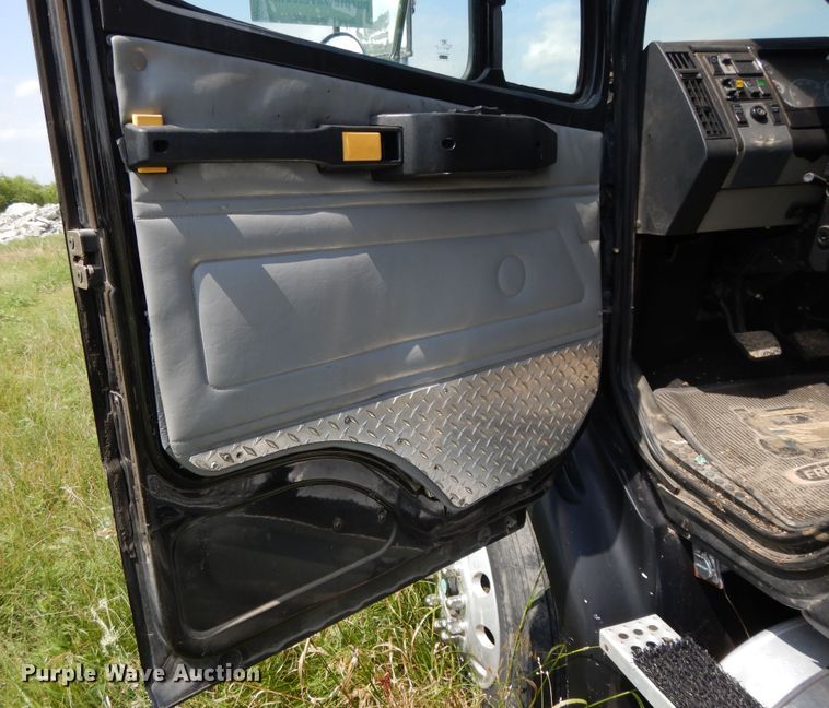 image for item DG7988 2001 Freightliner FL112  box bed truck