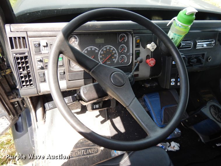 image for item DG7988 2001 Freightliner FL112  box bed truck