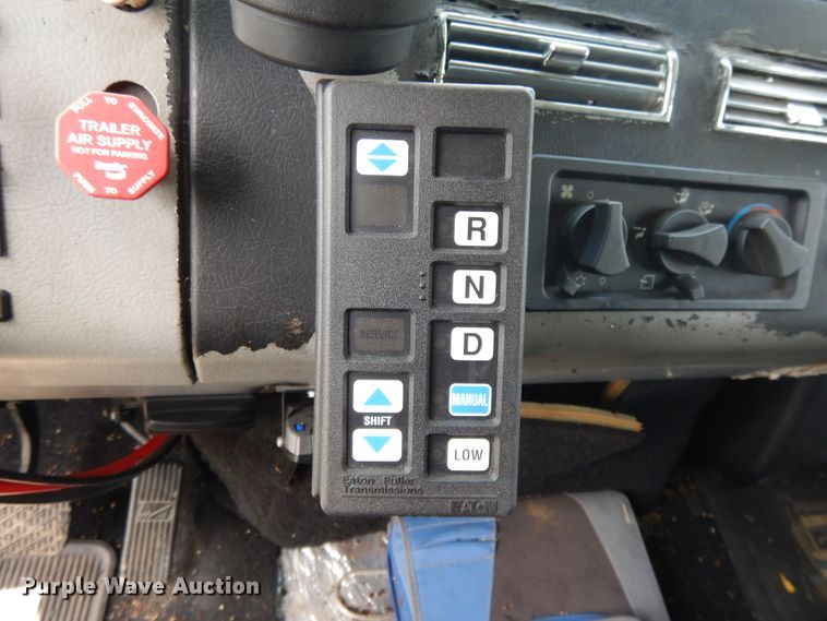 image for item DG7988 2001 Freightliner FL112  box bed truck