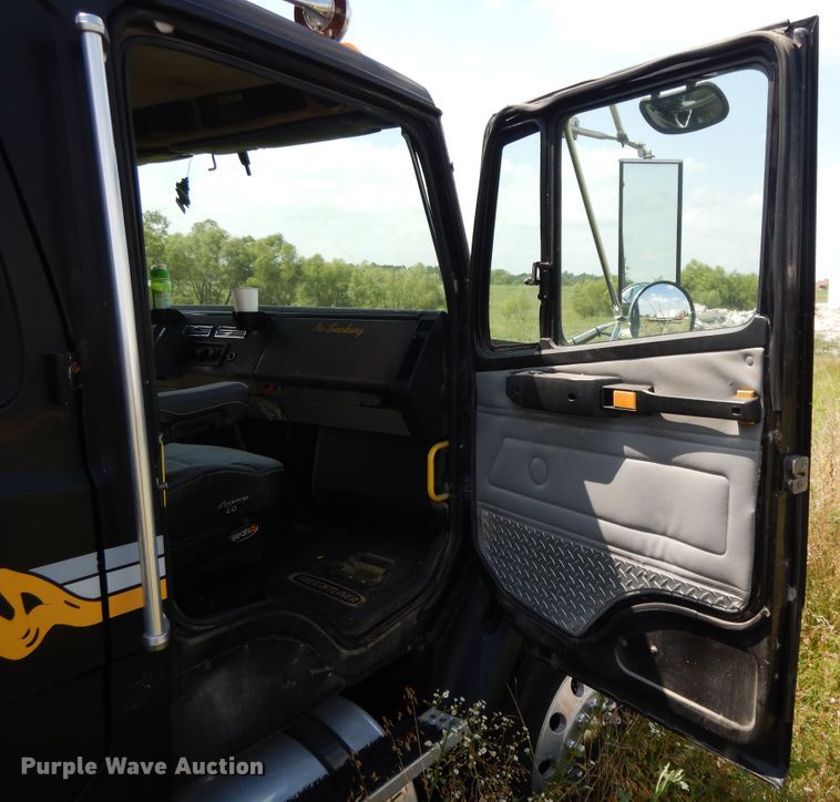 image for item DG7988 2001 Freightliner FL112  box bed truck