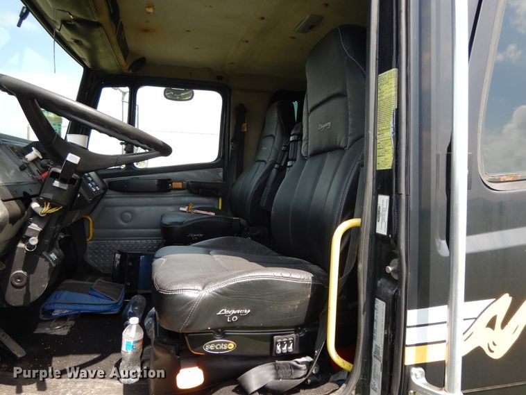 image for item DG7988 2001 Freightliner FL112  box bed truck