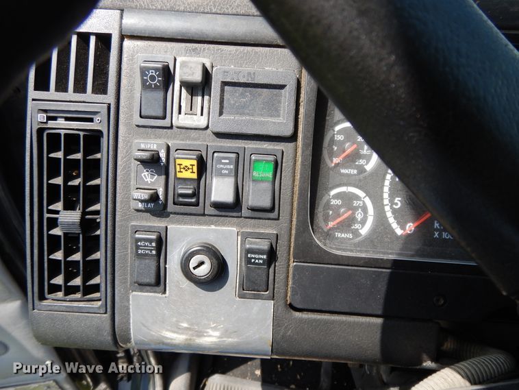 image for item DG7988 2001 Freightliner FL112  box bed truck