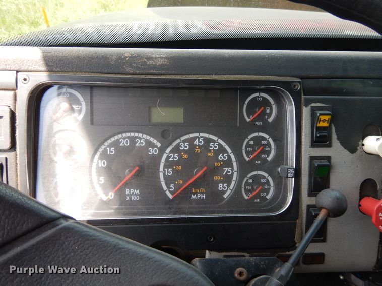 image for item DG7988 2001 Freightliner FL112  box bed truck