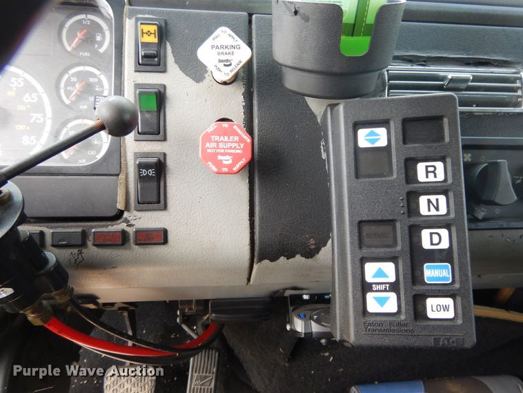 image for item DG7988 2001 Freightliner FL112  box bed truck