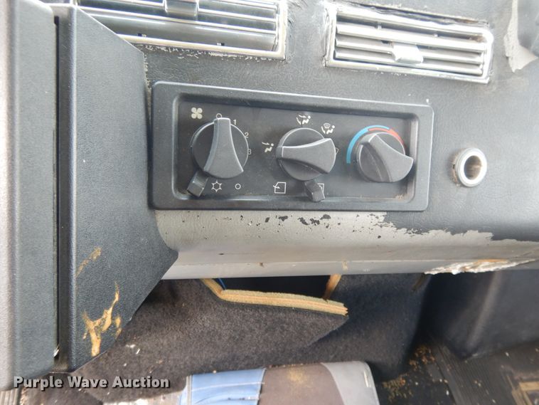 image for item DG7988 2001 Freightliner FL112  box bed truck