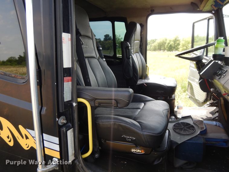 image for item DG7988 2001 Freightliner FL112  box bed truck