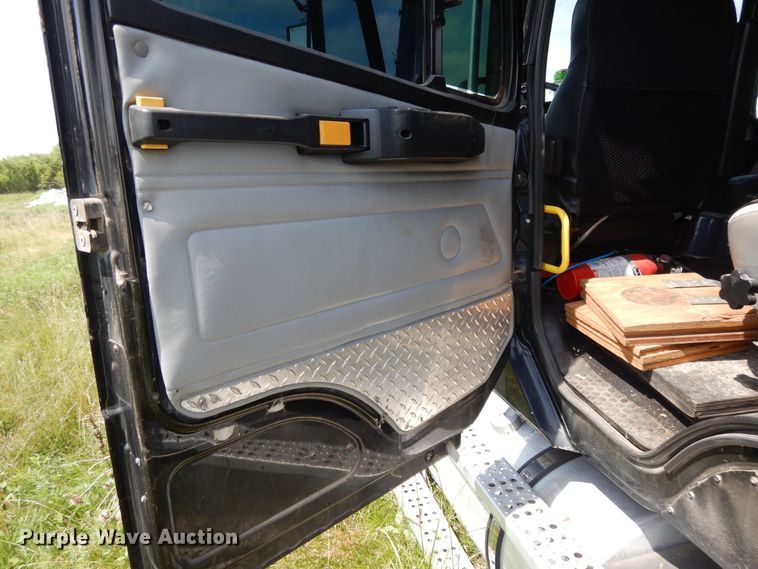 image for item DG7988 2001 Freightliner FL112  box bed truck