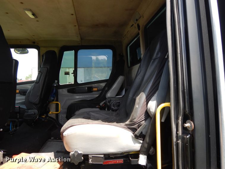 image for item DG7988 2001 Freightliner FL112  box bed truck