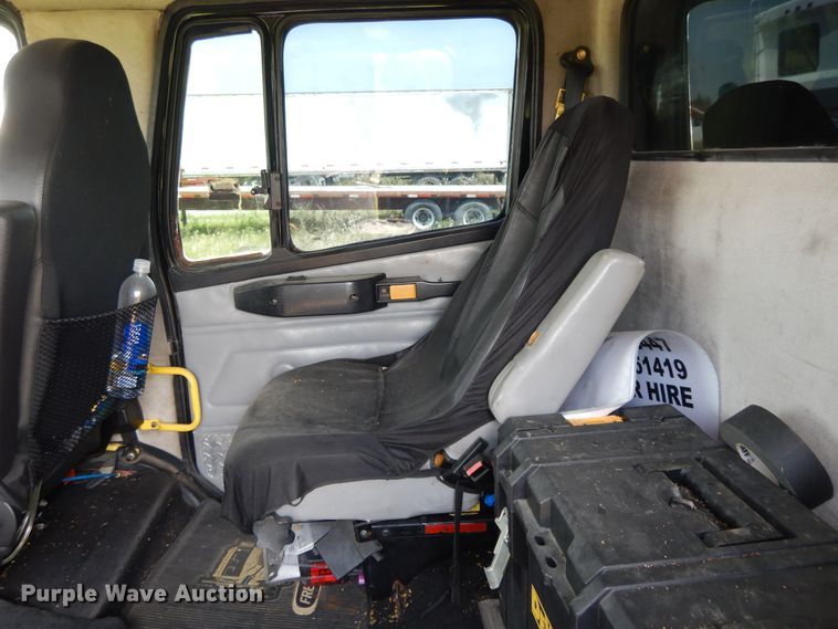 image for item DG7988 2001 Freightliner FL112  box bed truck