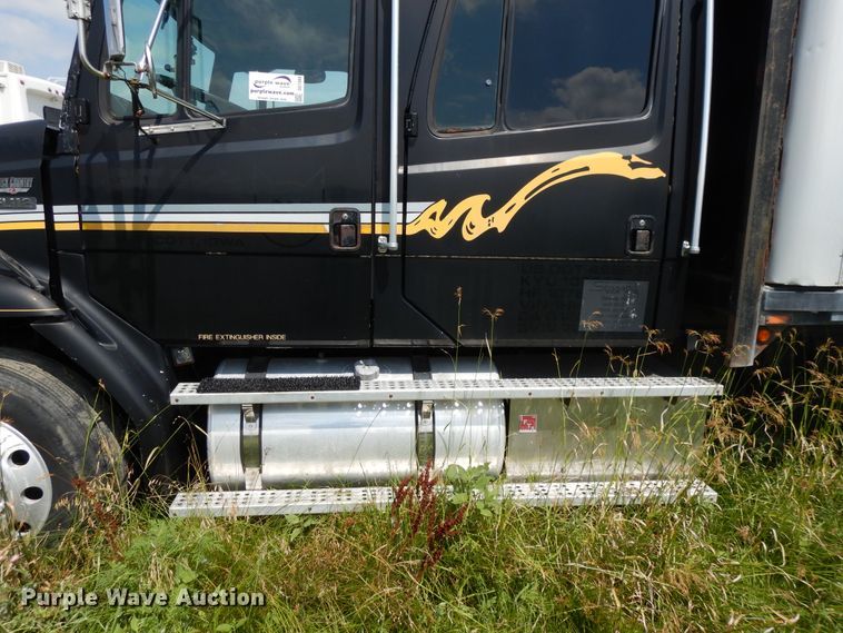 image for item DG7988 2001 Freightliner FL112  box bed truck