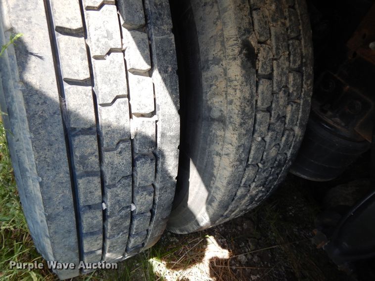 image for item DG7988 2001 Freightliner FL112  box bed truck