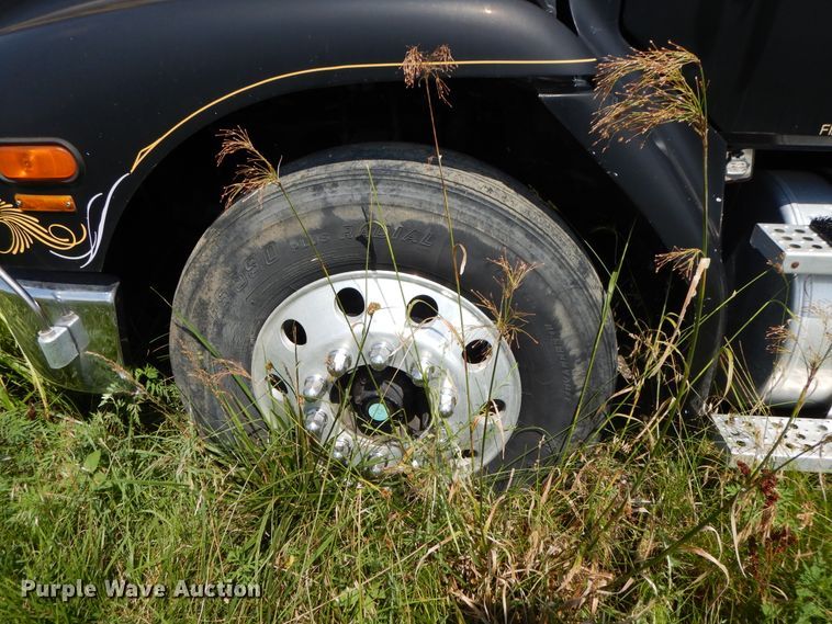 image for item DG7988 2001 Freightliner FL112  box bed truck