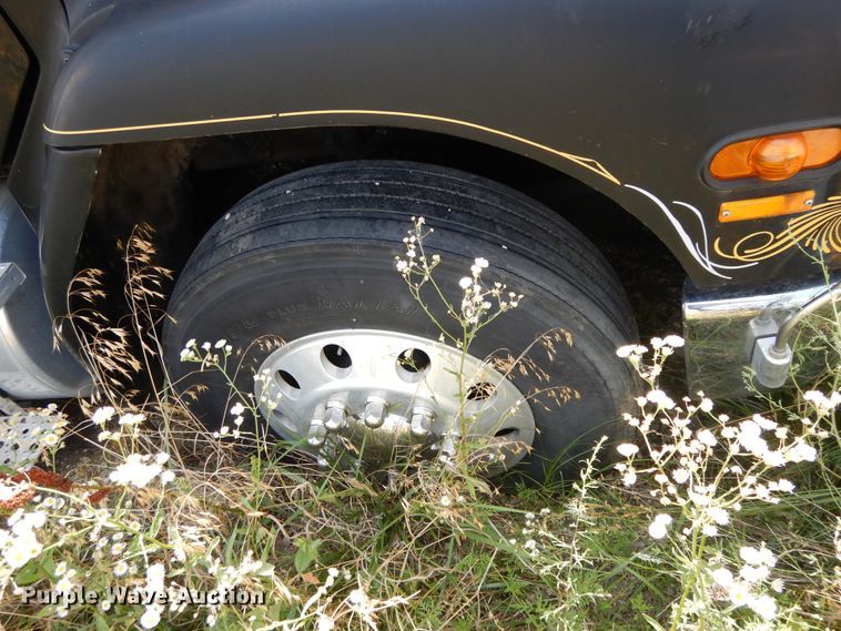 image for item DG7988 2001 Freightliner FL112  box bed truck