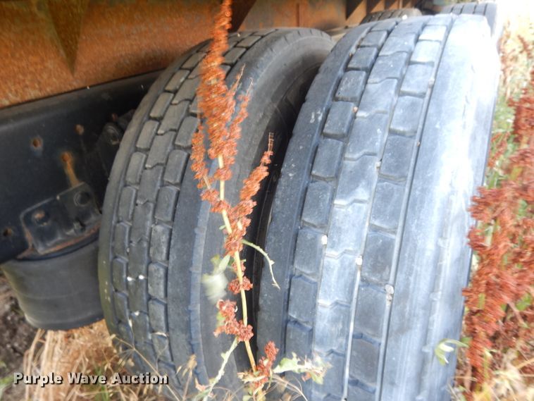 image for item DG7988 2001 Freightliner FL112  box bed truck