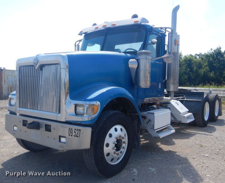 image for item DG8637 2007 International 5900i  semi truck