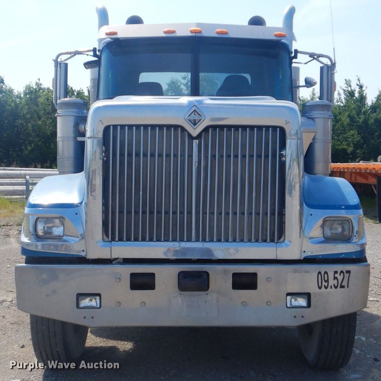 image for item DG8637 2007 International 5900i  semi truck